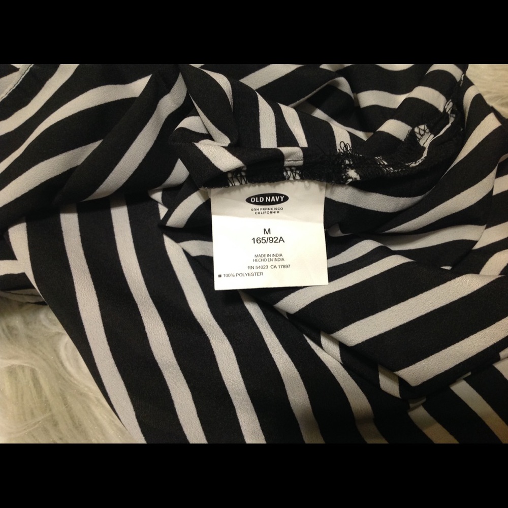 💥4 for $20💥 NWOT Black & White Striped Top/Med - Picture 7 of 8